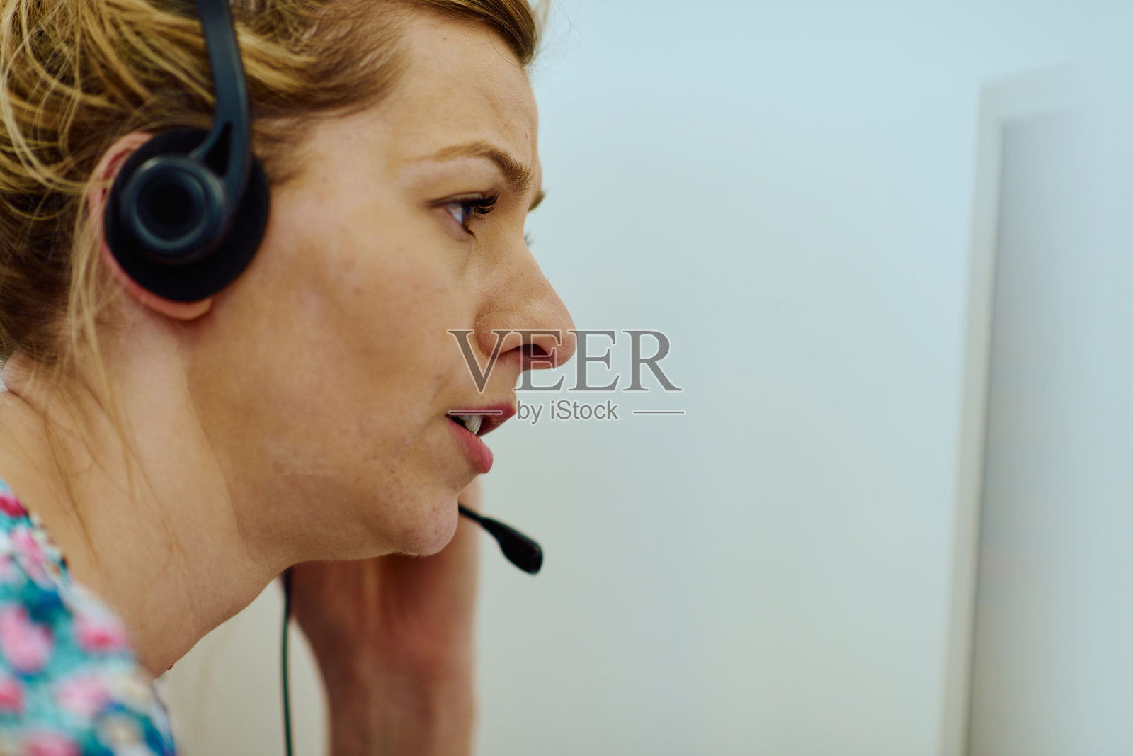 提供客户支持和帮助的呼叫中心女座席。照片摄影图片