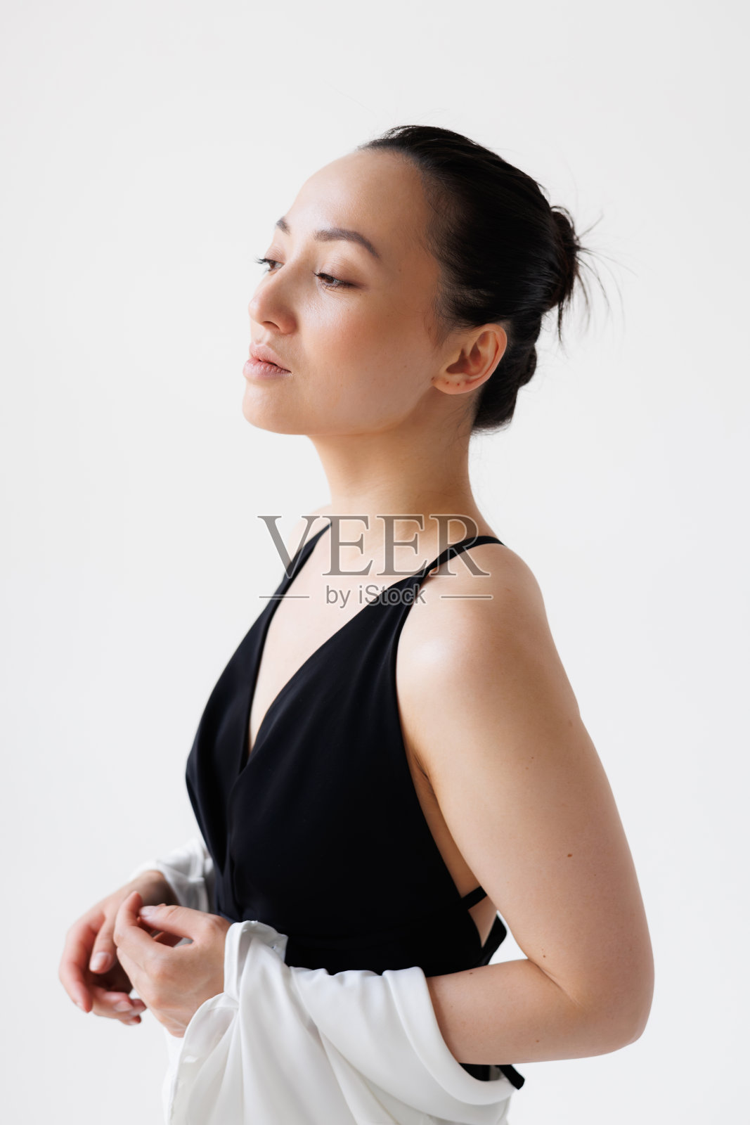 亚洲女人的肖像,穿着时髦的连体衣,孤立地站在灰色地带照片摄影图片