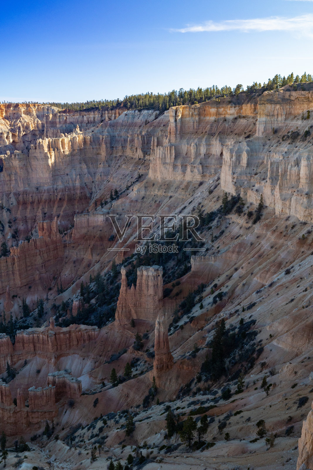 布莱斯峡谷国家公园在犹他州的沙漠中有令人惊叹的岩石、峡谷、悬崖和胡图照片摄影图片