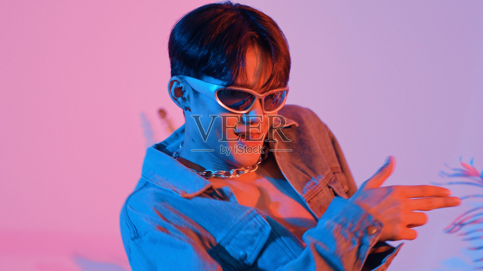 亚洲街舞伴着霓虹灯随着流行音乐舞动的特写。盛宴。照片摄影图片