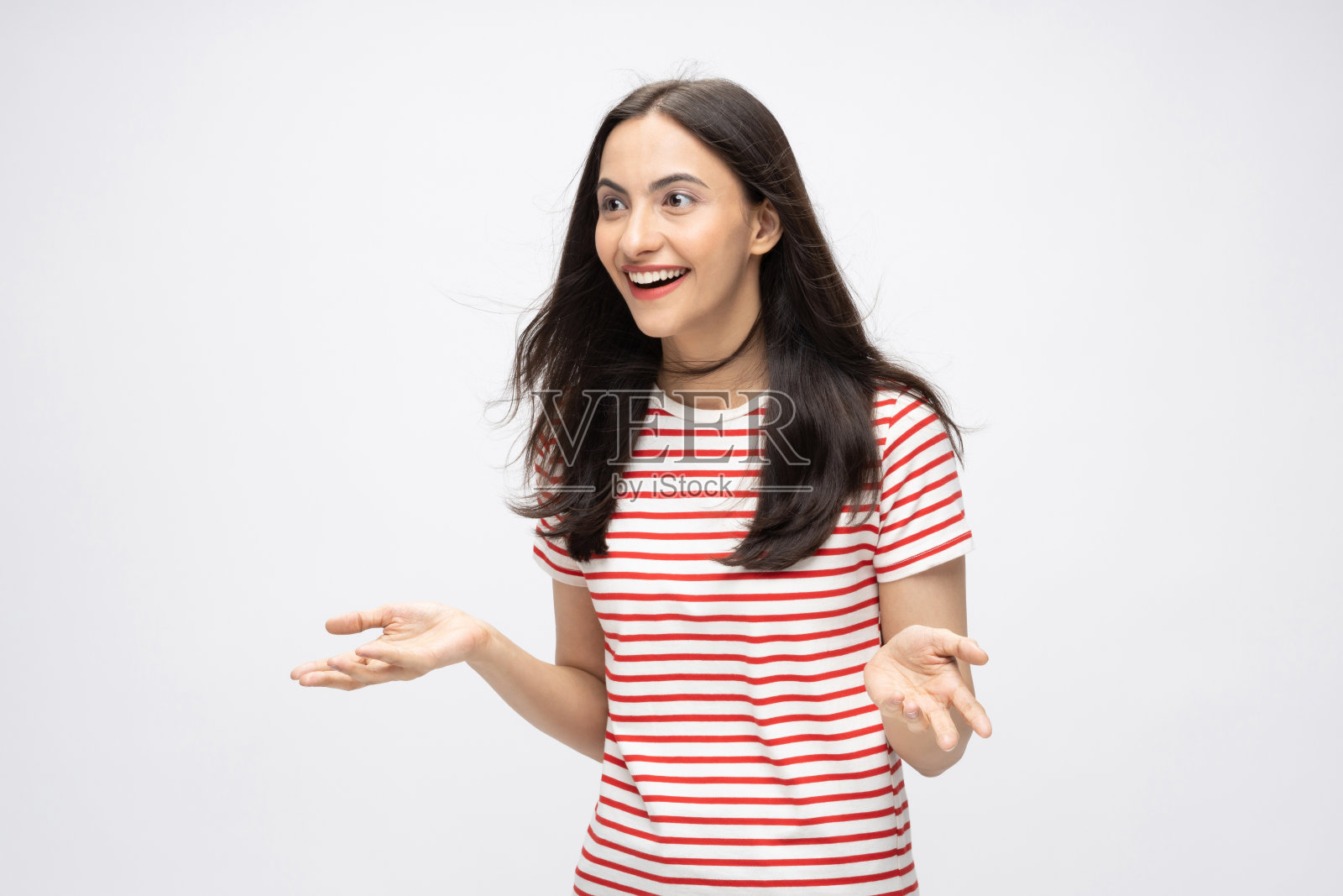 年轻女子的肖像穿着时髦的智能休闲服装孤立在白色背景股票照片照片摄影图片