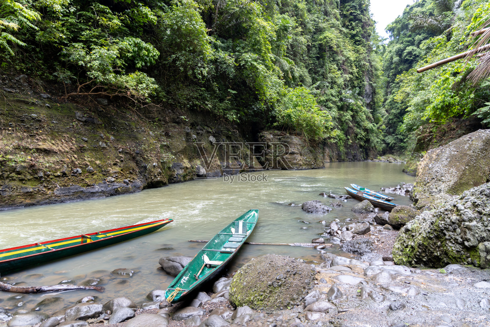 Pagsanjan瀑布,也被称为Cavinti瀑布,是菲律宾最著名的瀑布之一。照片摄影图片