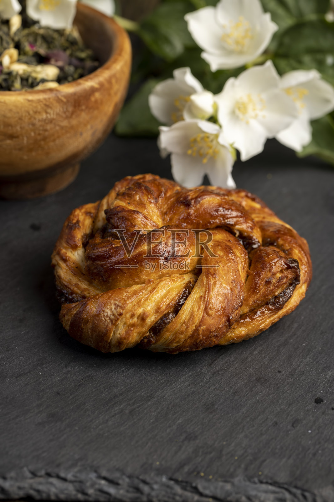 桌上的茶点上的新鲜面包照片摄影图片