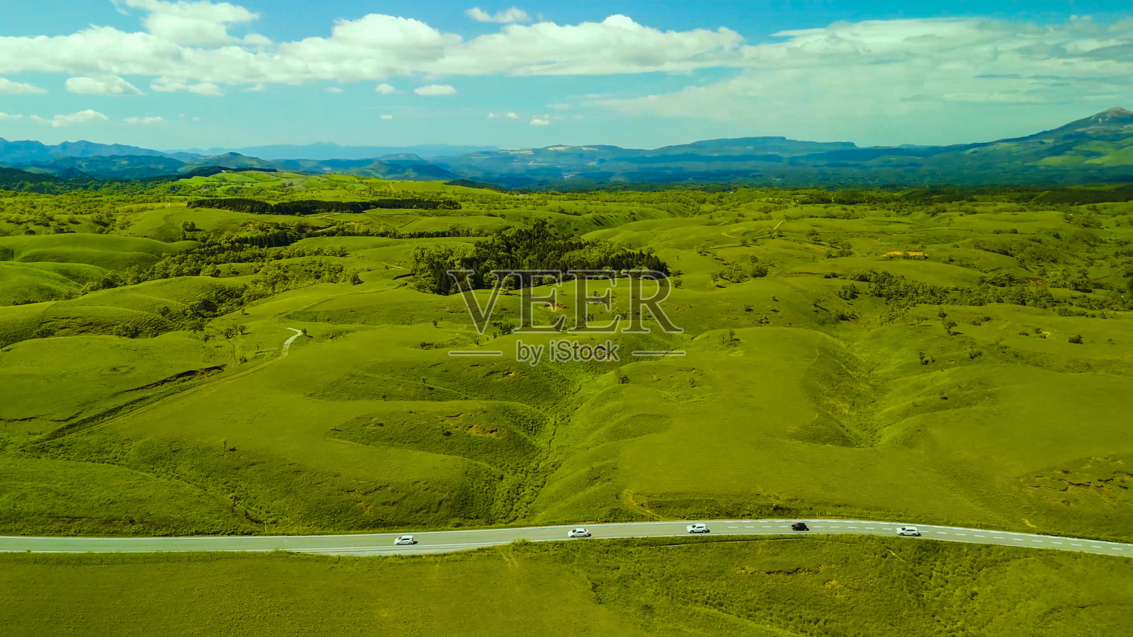 日本美丽的绿色草原的照片照片摄影图片