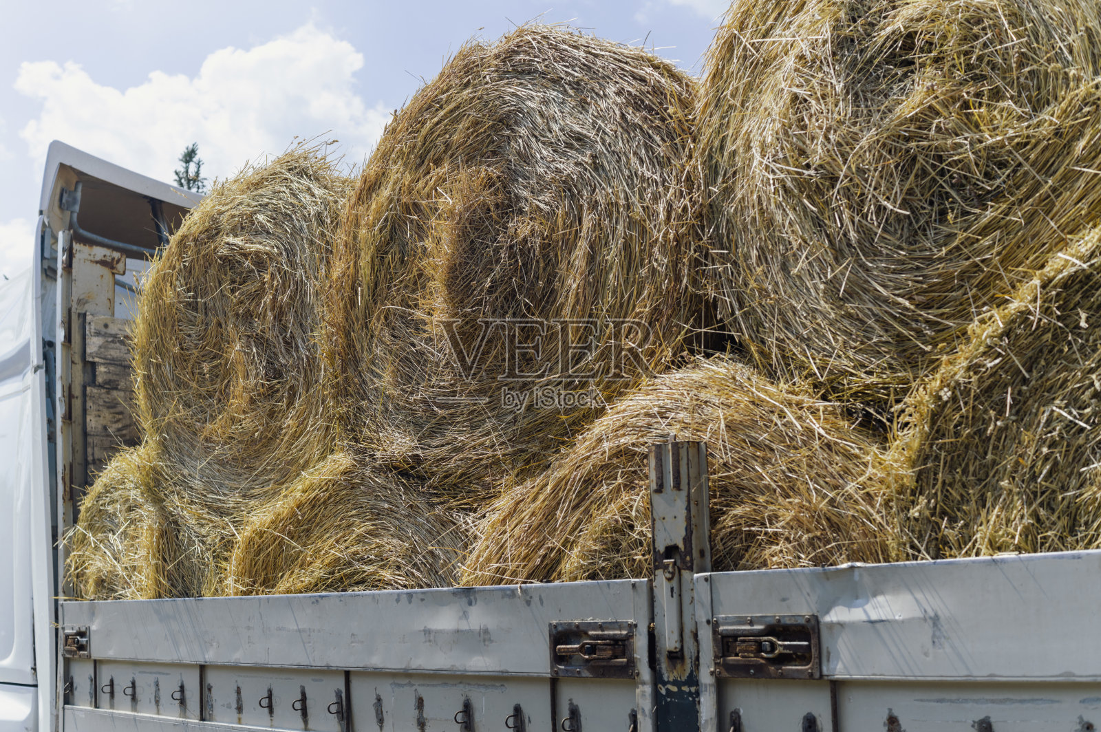 满载干草的拖车照片摄影图片