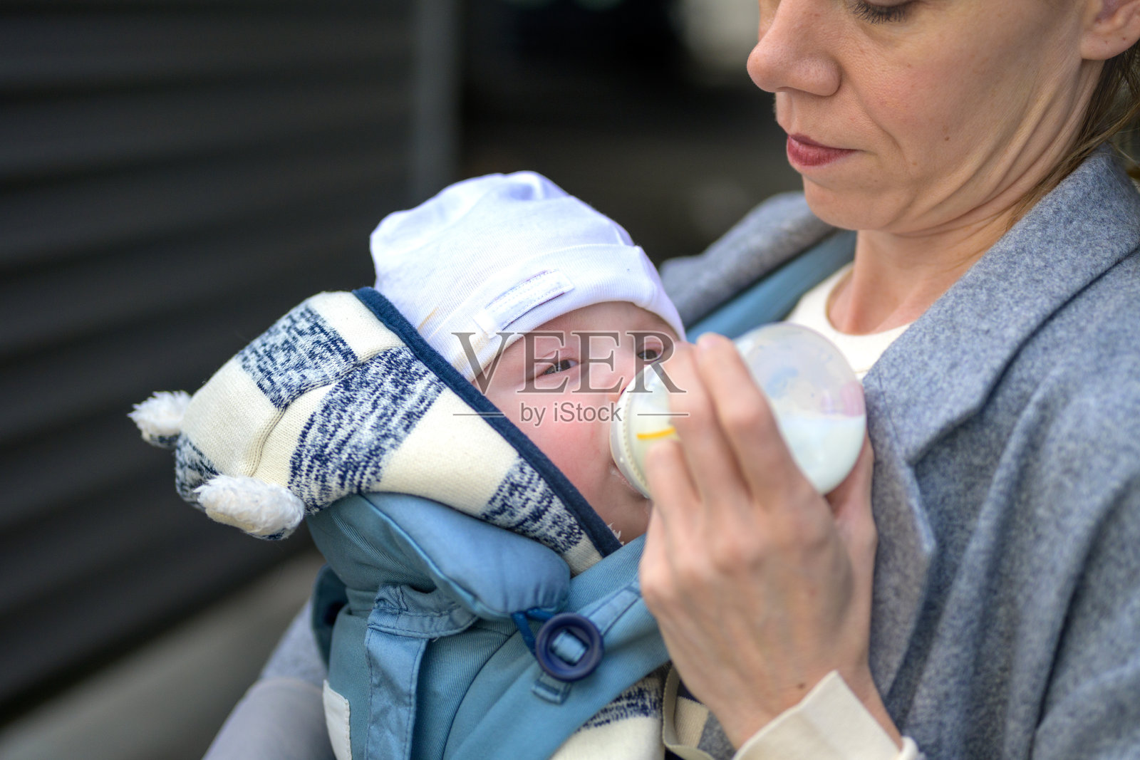 喂奶特写照片摄影图片