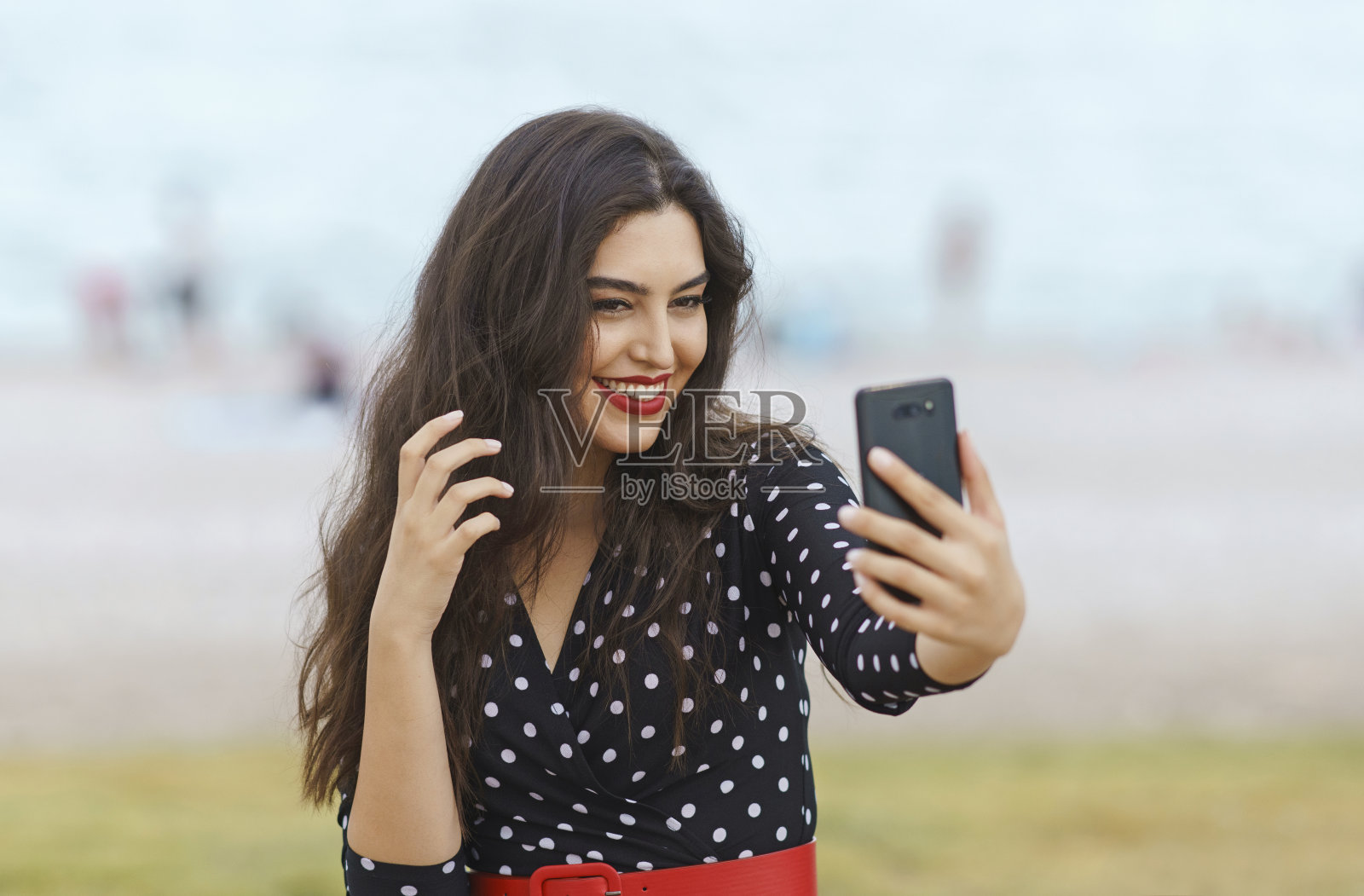 年轻漂亮的女人使用智能手机照片摄影图片