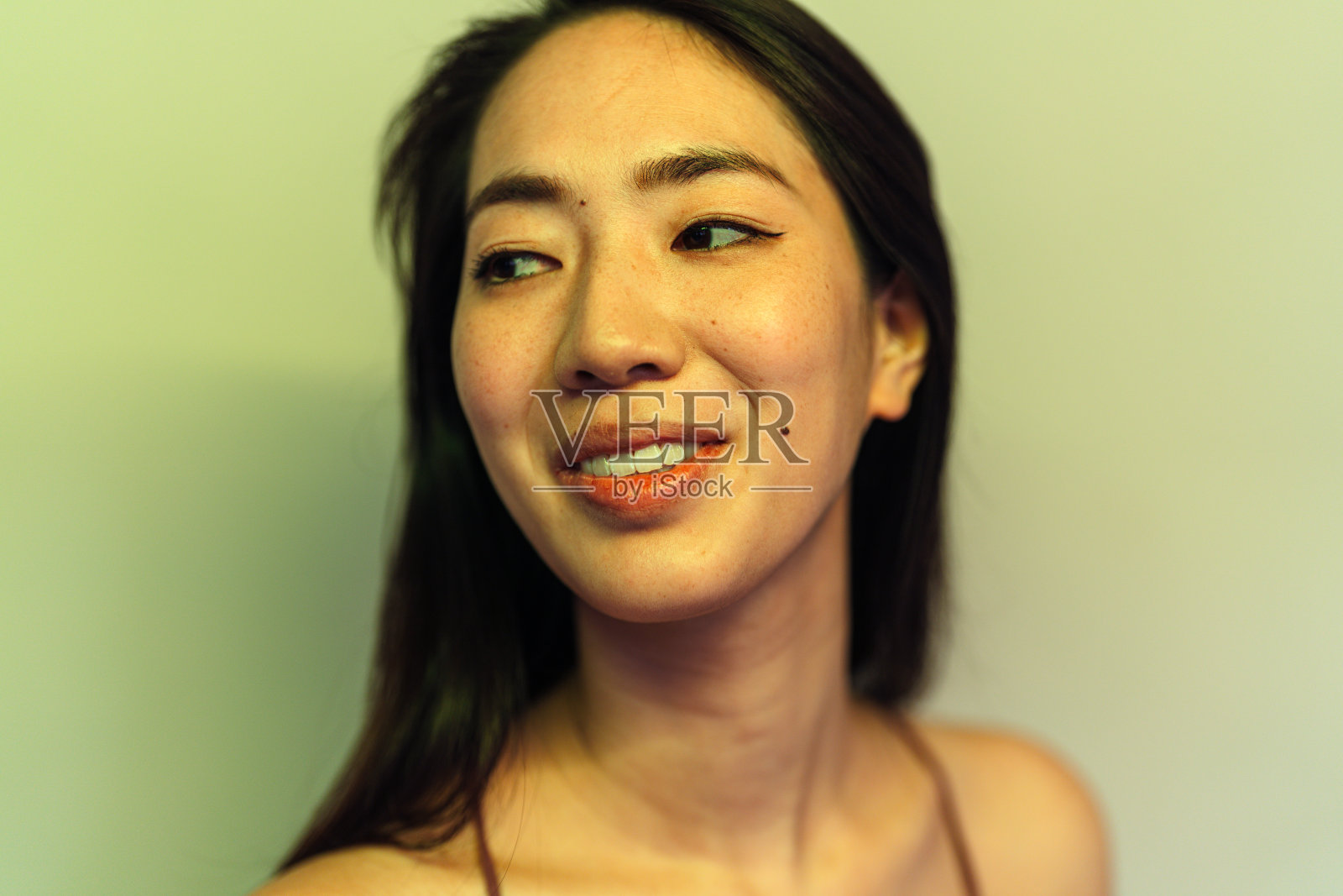 一个年轻的日本女人的肖像照片摄影图片