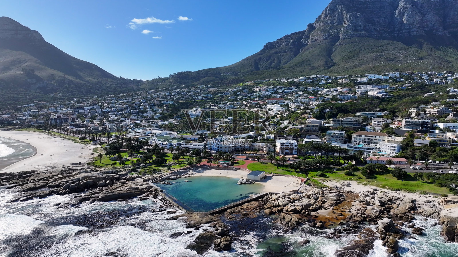 南非西开普省开普敦的坎普斯湾海滩。照片摄影图片