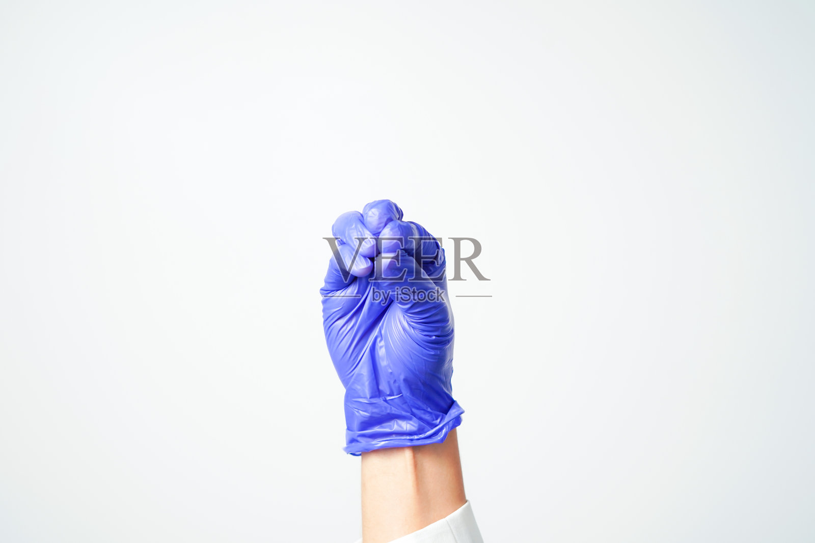 手势或标志用紫色一次性乳胶外科手套隔离照片摄影图片