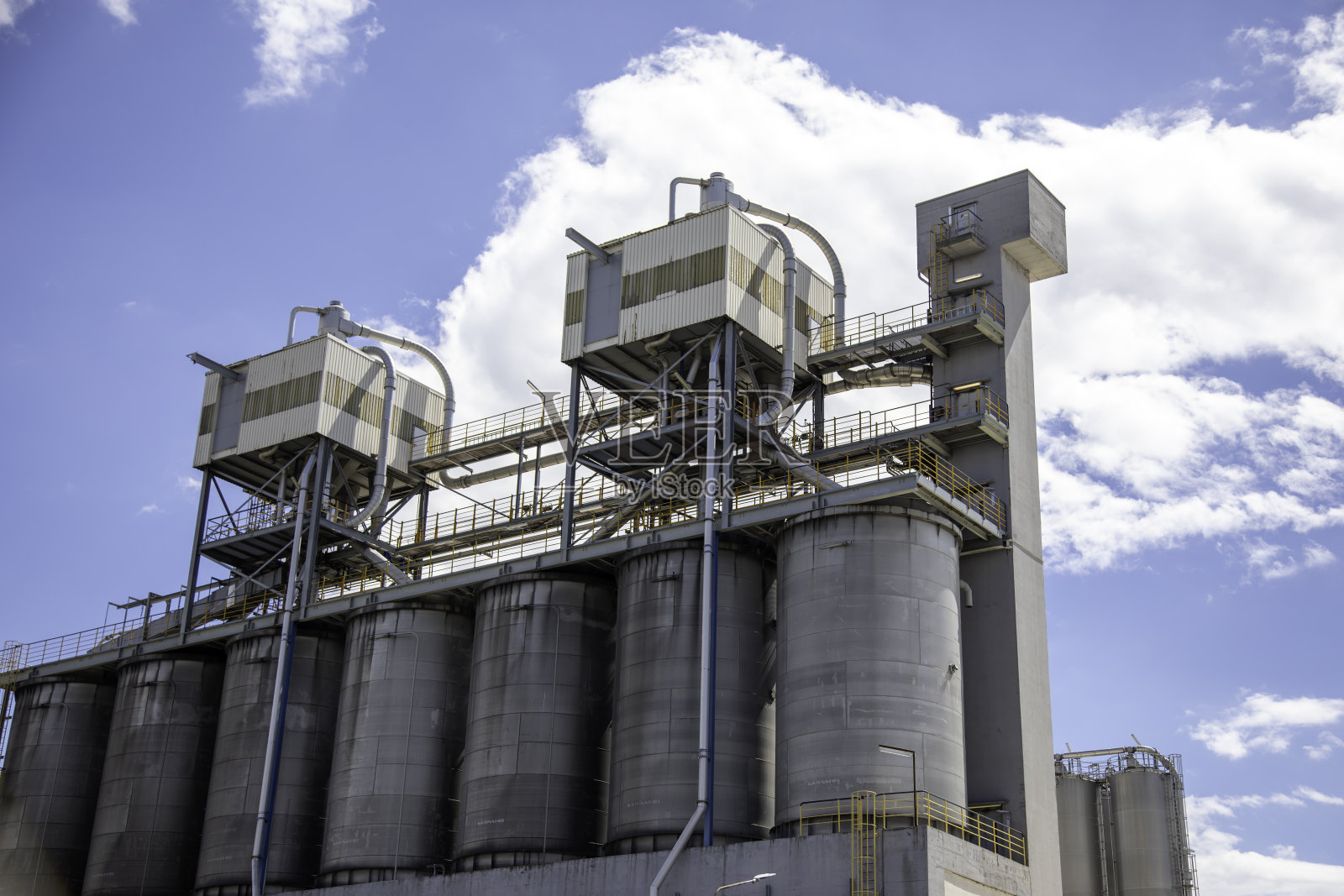 采购产品工业化工厂设备,管道,和储罐照片摄影图片