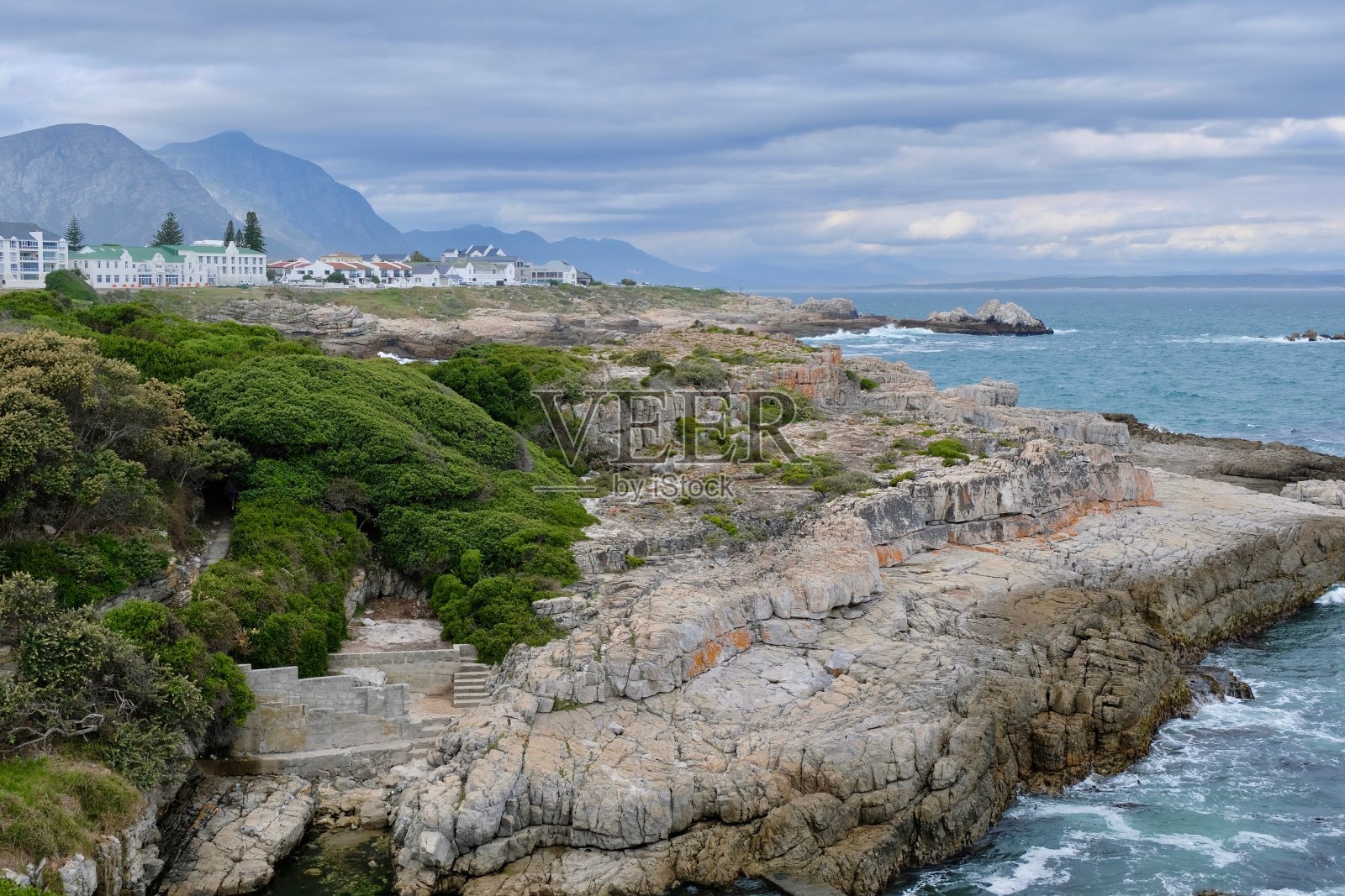 赫曼努斯附近的悬崖徒步小径,背景是房子照片摄影图片