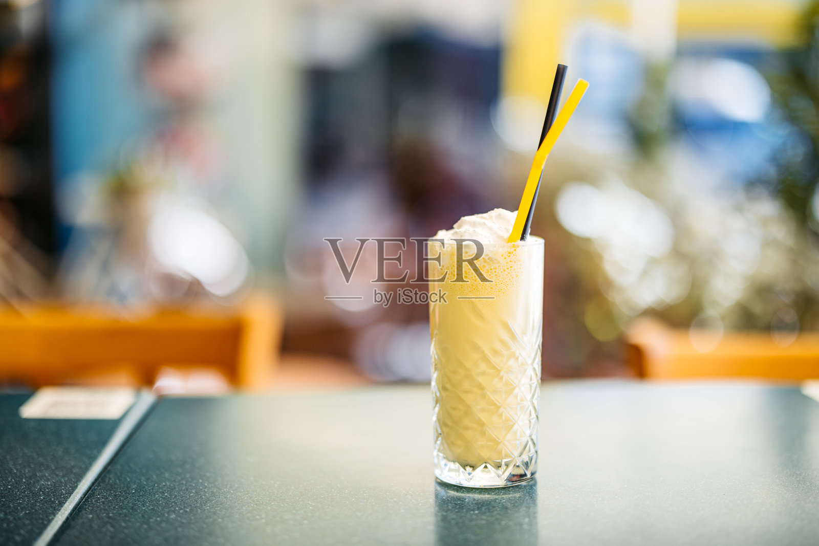 咖啡馆里桌上的香草奶昔照片摄影图片