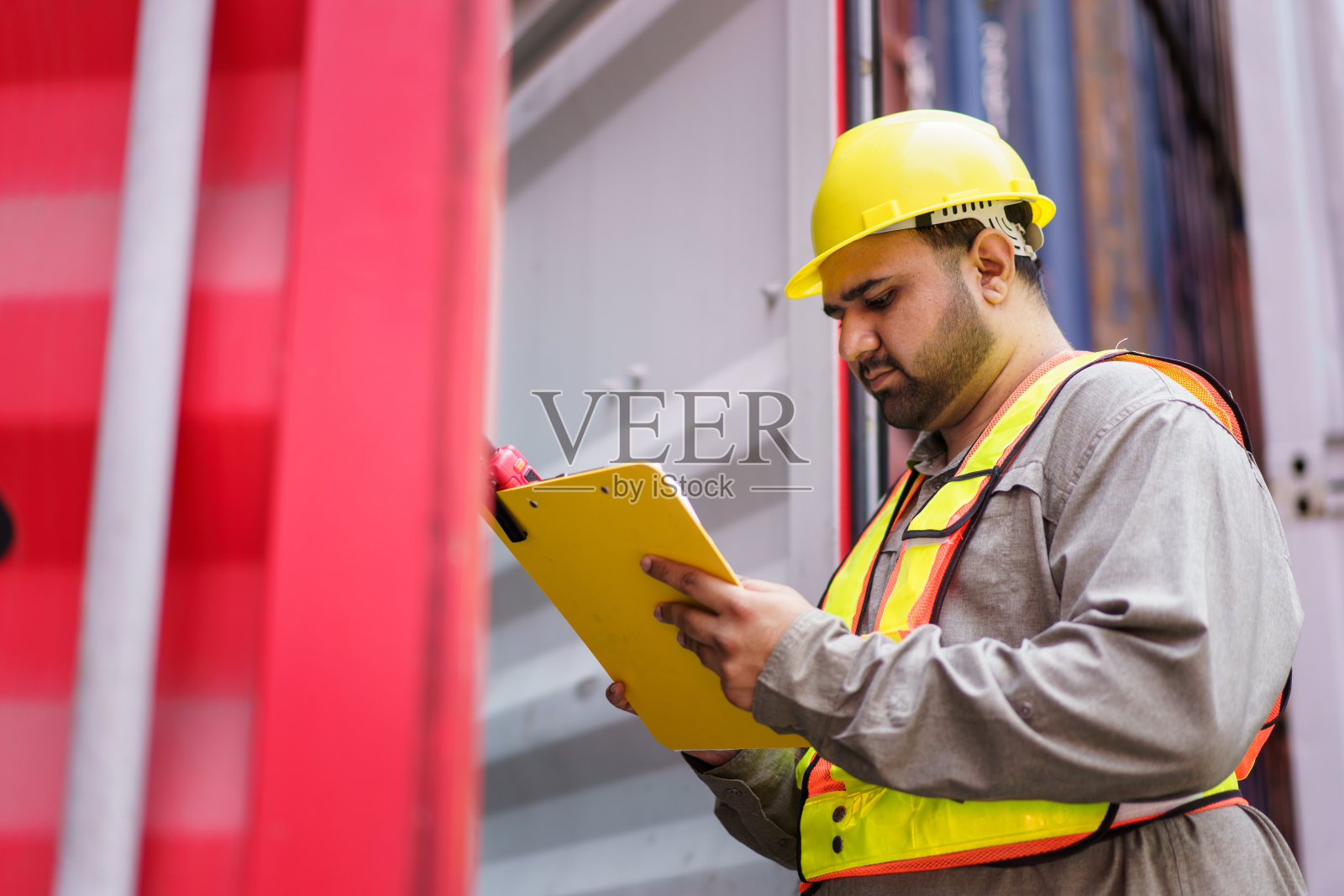 物流主管正在集装箱堆场检查来料集装箱。照片摄影图片