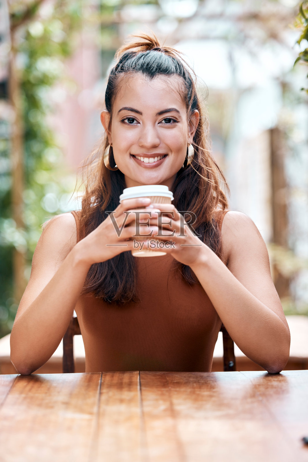 肖像,放松和女人与咖啡,咖啡馆和宁静与幸福,早晨浓缩咖啡或纸杯。脸,人或女孩与茶,卡布奇诺或愉快的喜悦,微笑或平静在餐馆照片摄影图片