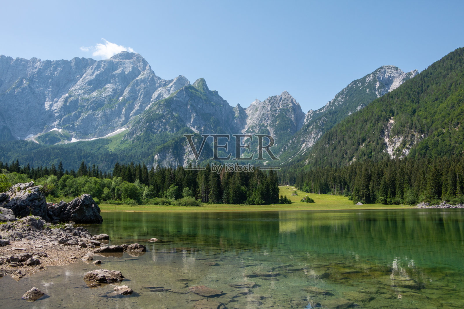 意大利东北部朱利安阿尔卑斯山脉上的蓝松石海水照片摄影图片
