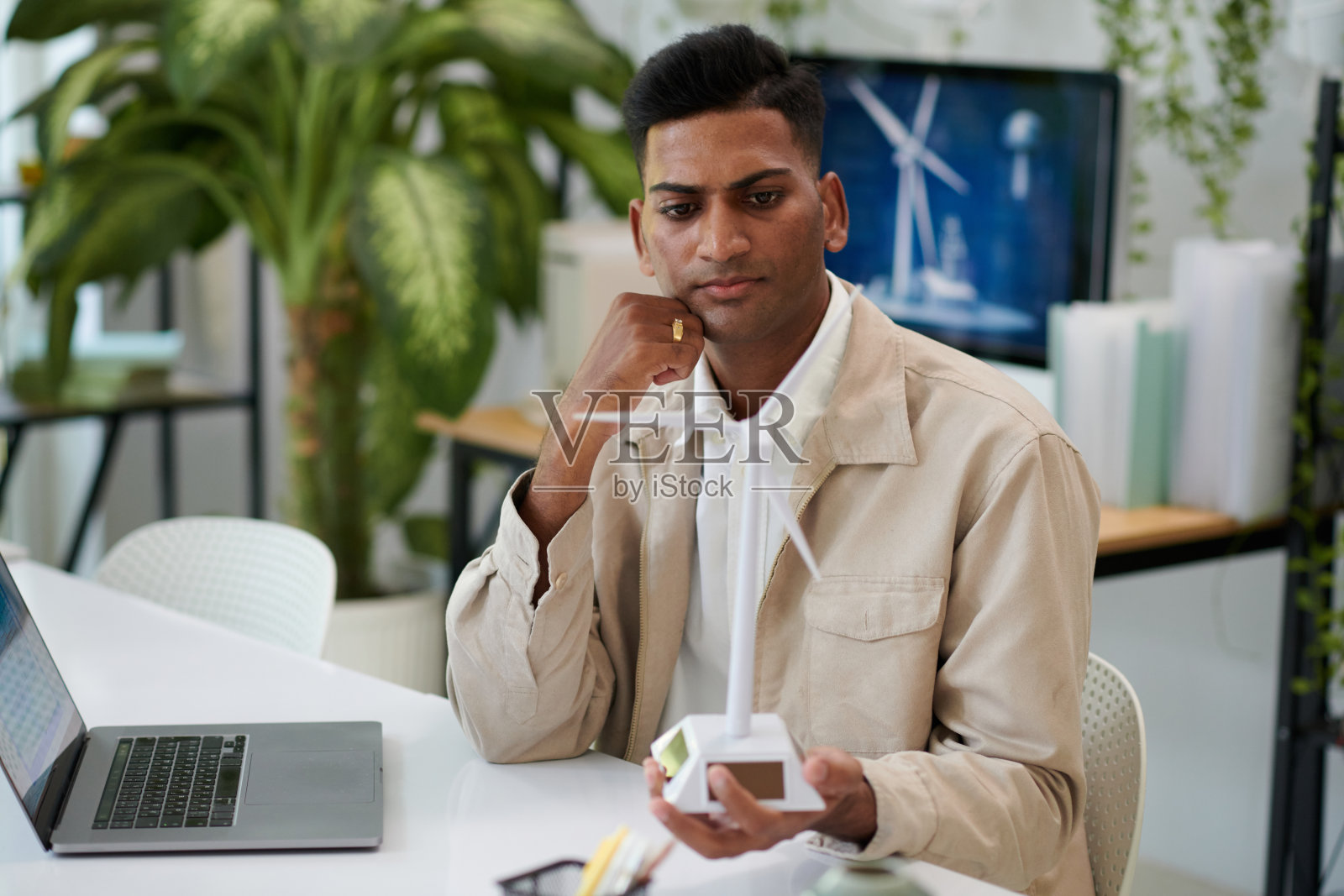 查看风力涡轮机模型的工程师照片摄影图片