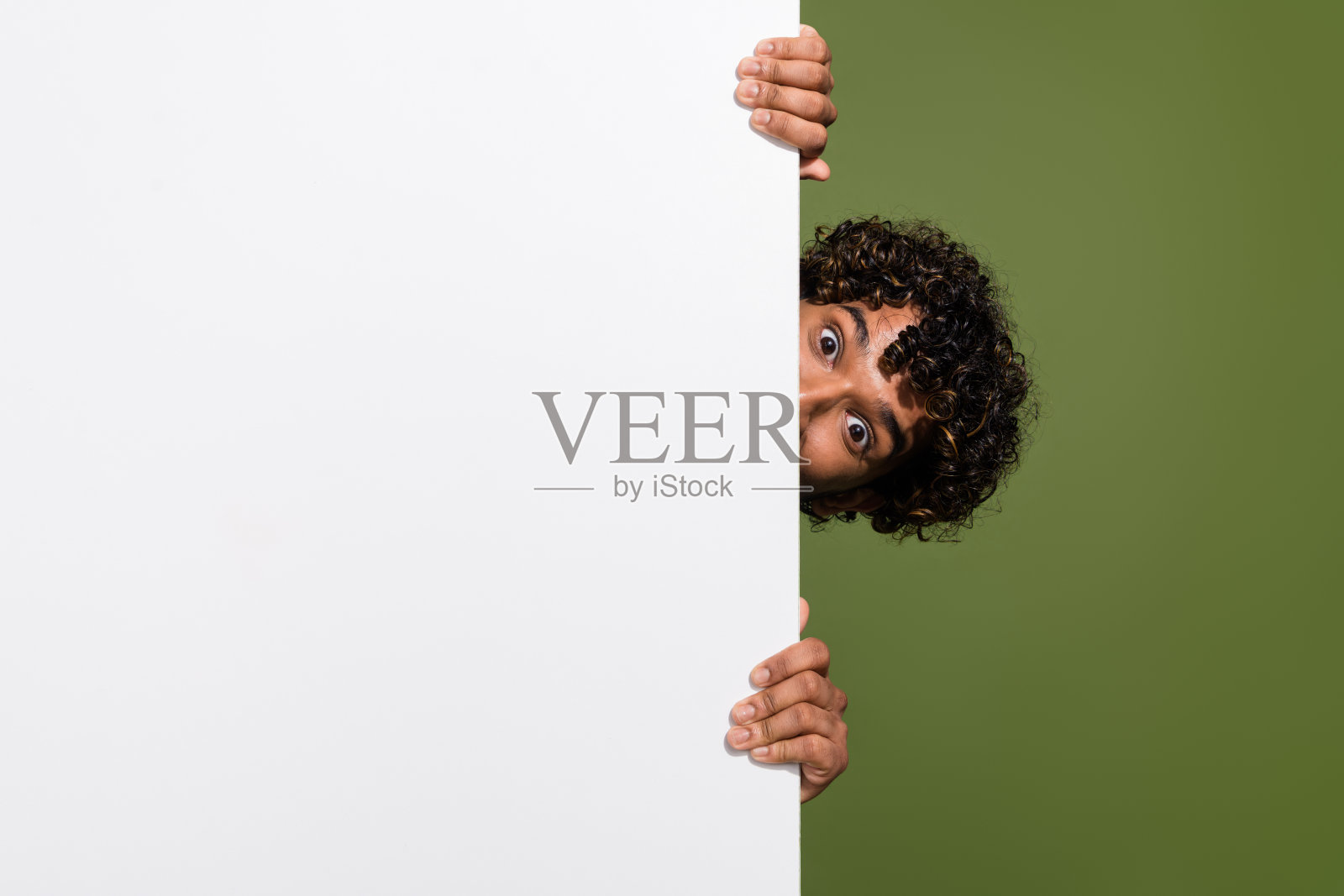 年轻人的照片隐藏他的脸和身体后面的广告牌网站广告链接qr码隔离在卡其色背景照片摄影图片