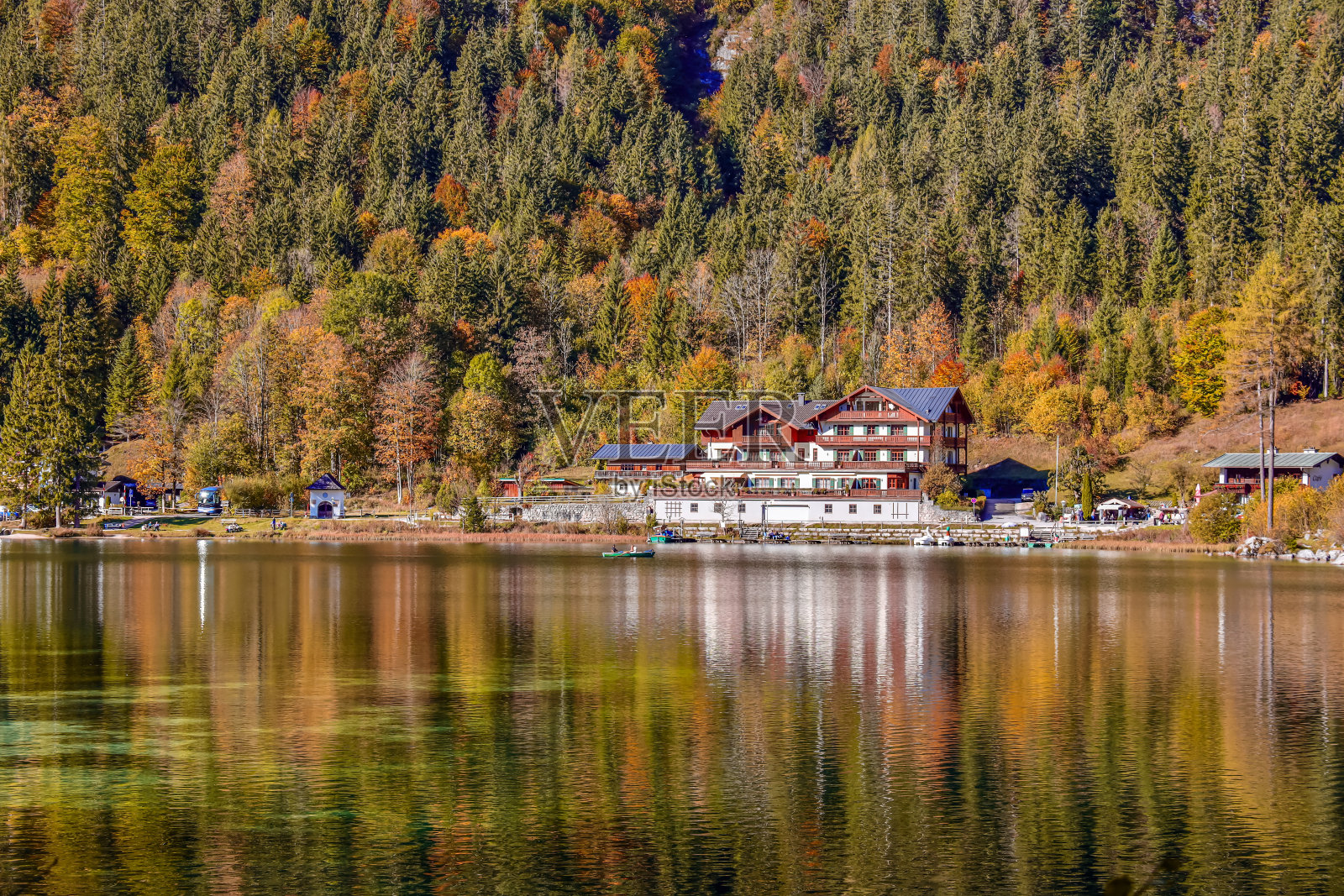 深谷湖的秋景。照片摄影图片