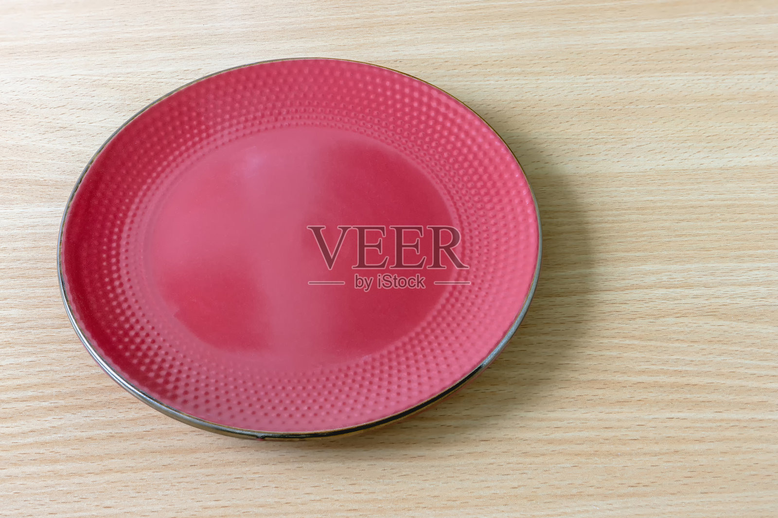 桌子上有一个红色的空盘子照片摄影图片