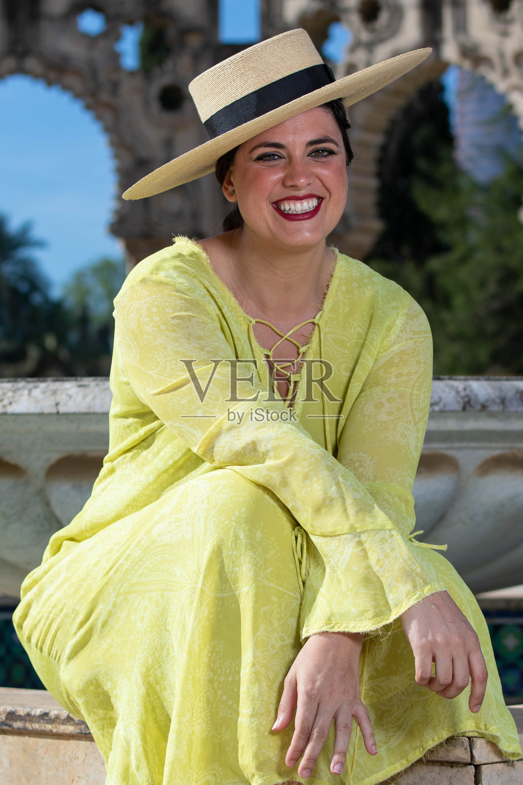 周游世界的女艺术家照片摄影图片