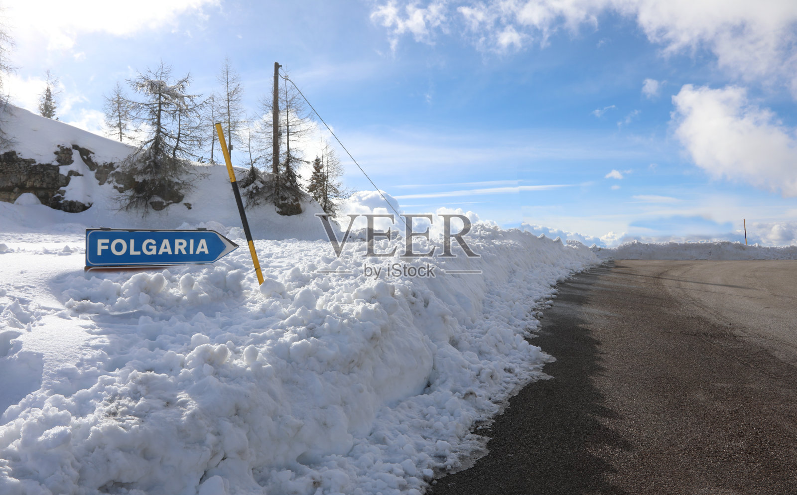 意大利北部冬季的路标上写着当地的FOLGARIA照片摄影图片