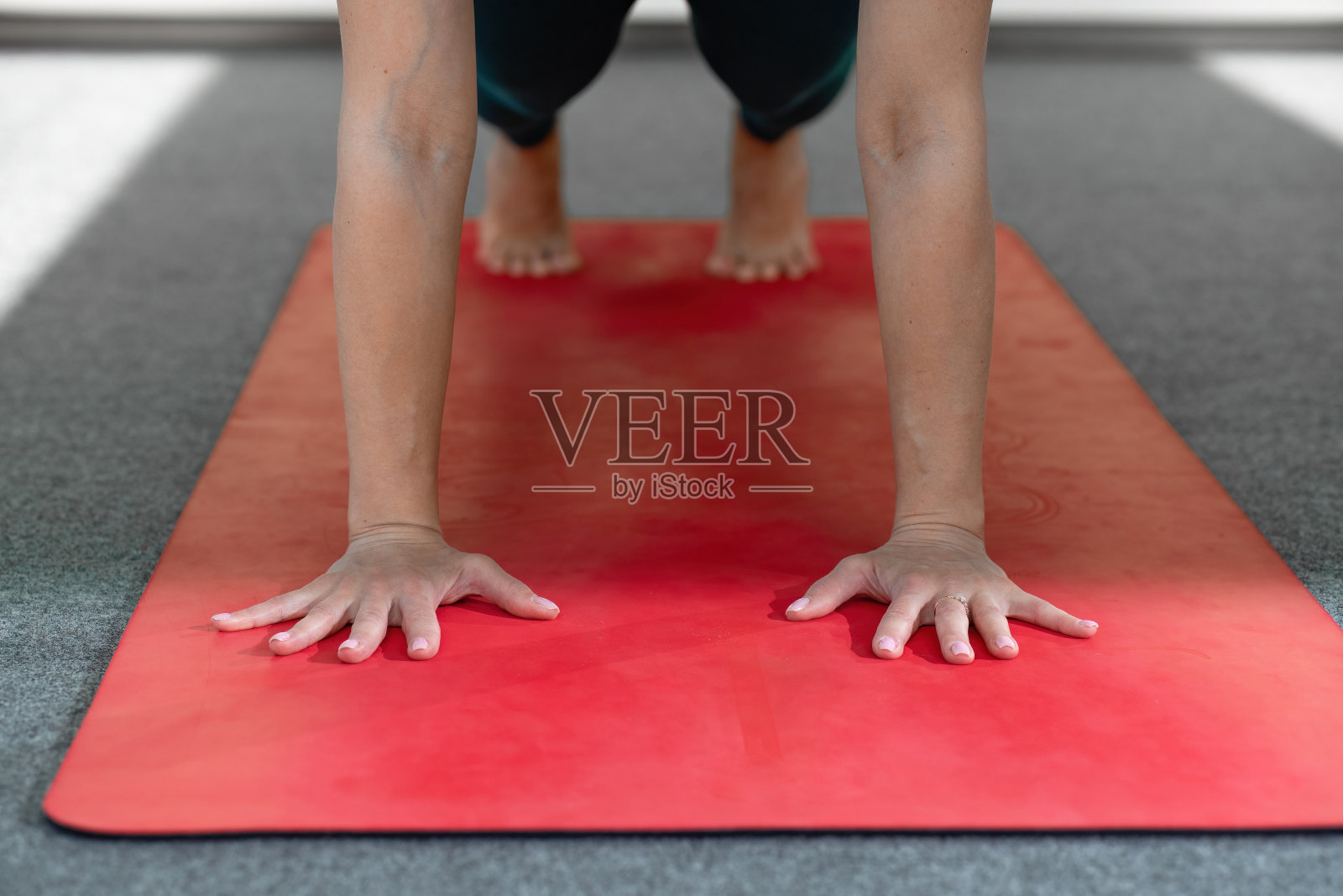 年轻女性练习瑜伽,做俯卧撑或俯卧撑练习,phalankasana平板支撑姿势,锻炼照片摄影图片