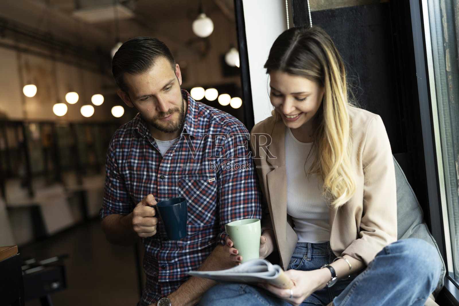 一个商人和一个女商人在办公室喝咖啡。照片摄影图片