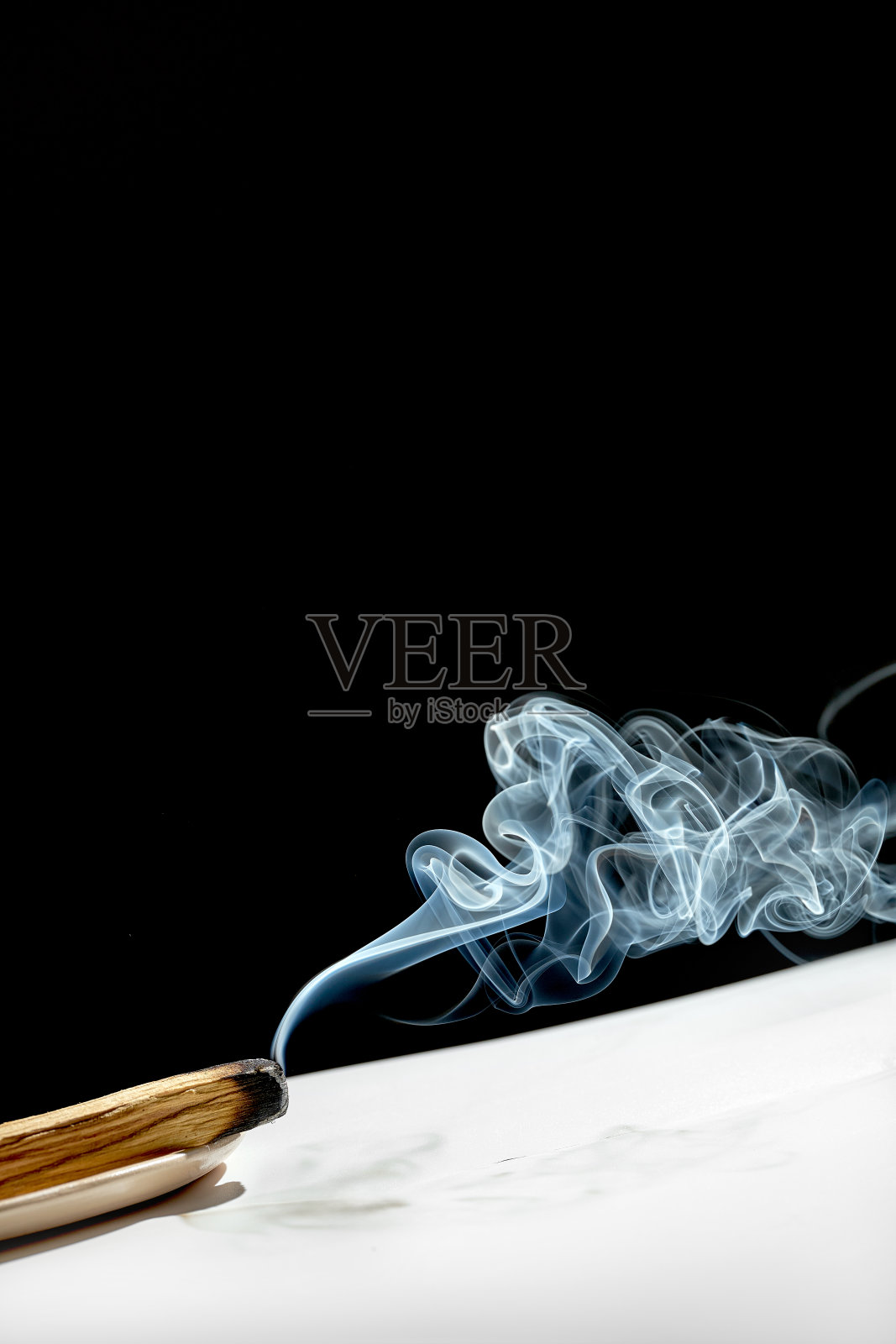 帕洛桑托的一块木头正在燃烧。用于冥想和治疗的芳香烟雾照片摄影图片