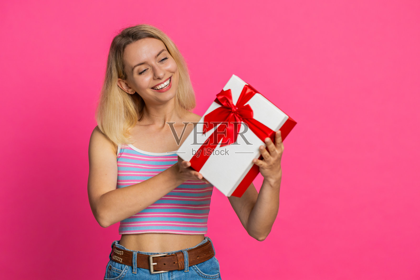 快乐微笑的女人伸出手赠送生日礼盒促销节日折扣销售照片摄影图片