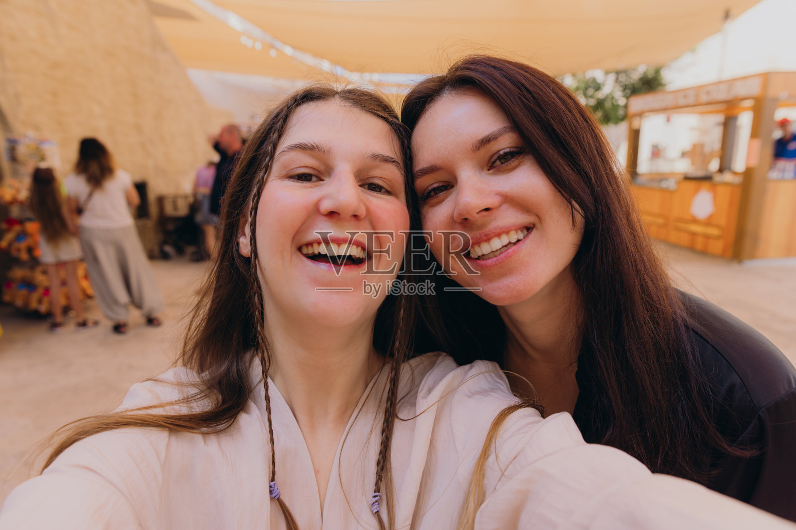 两个快乐的女游客在迪拜古城自拍照片摄影图片