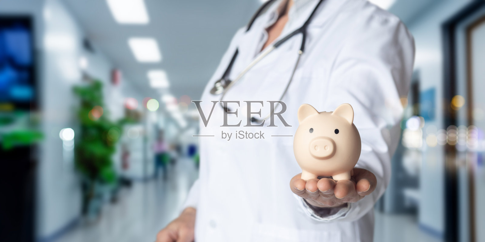 医生展示扑满。照片摄影图片