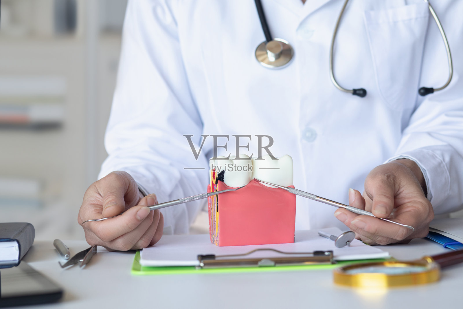 医生在会诊时露出牙齿和牙龈。照片摄影图片