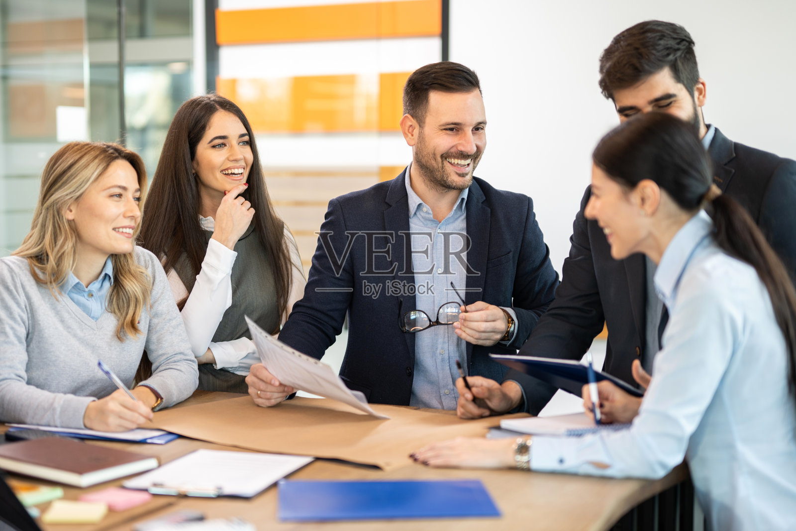 业务团队在办公室讨论新想法。商务人士在现代办公室开会。照片摄影图片