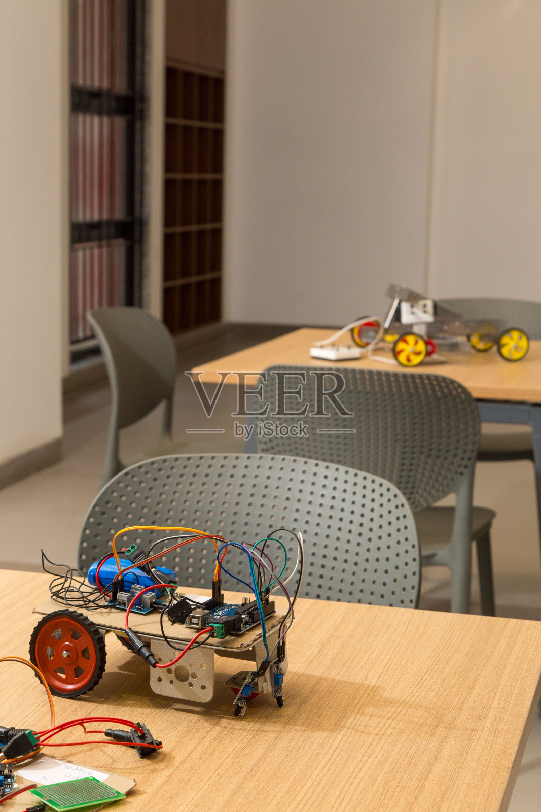 机器人完全是由学生制造的。照片摄影图片