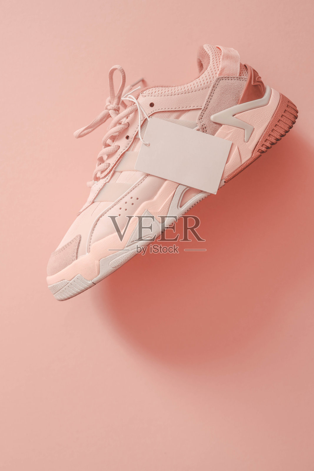 时尚的一双带标签的女士运动鞋,一个地方为您的标志照片摄影图片
