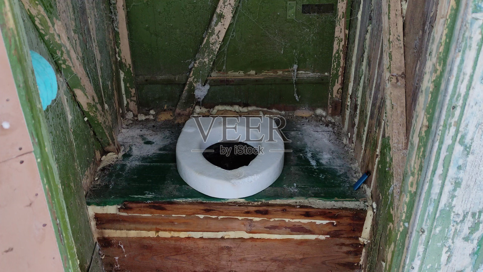 一个又旧又脏的乡村厕所的洞,乡村厕所里面照片摄影图片