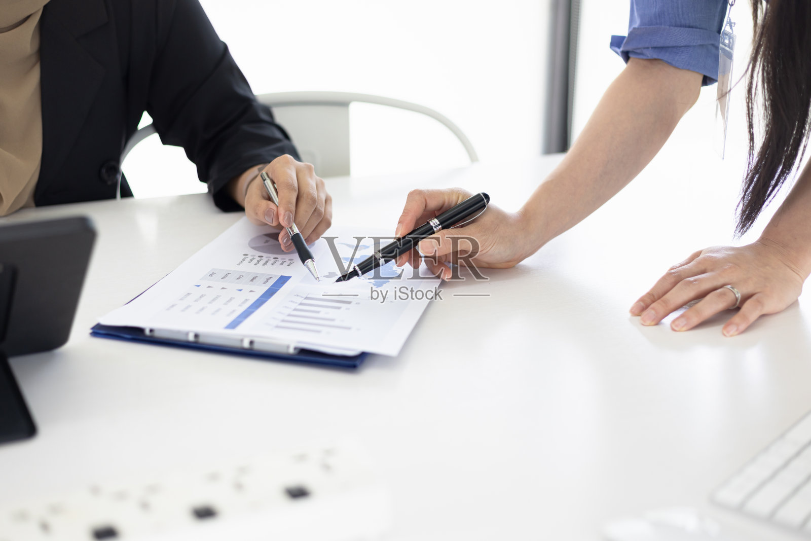 亚洲女商人和穆斯林妇女在办公室使用商业数据分析仪表板。照片摄影图片