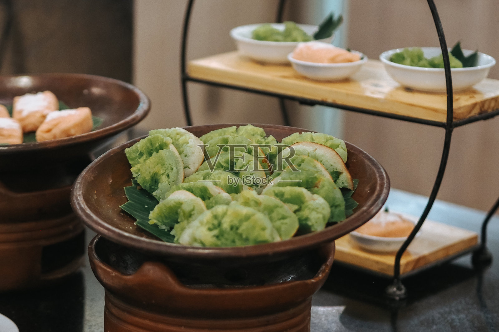 香豆煎饼,爪哇亚洲椰奶香豆煎饼,配椰奶糖浆和棕榈糖。传统爪哇印尼亚洲文化风格照片摄影图片