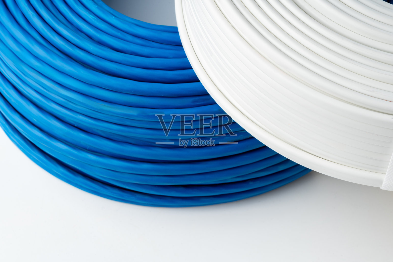 白色背景上的电线线轴照片摄影图片