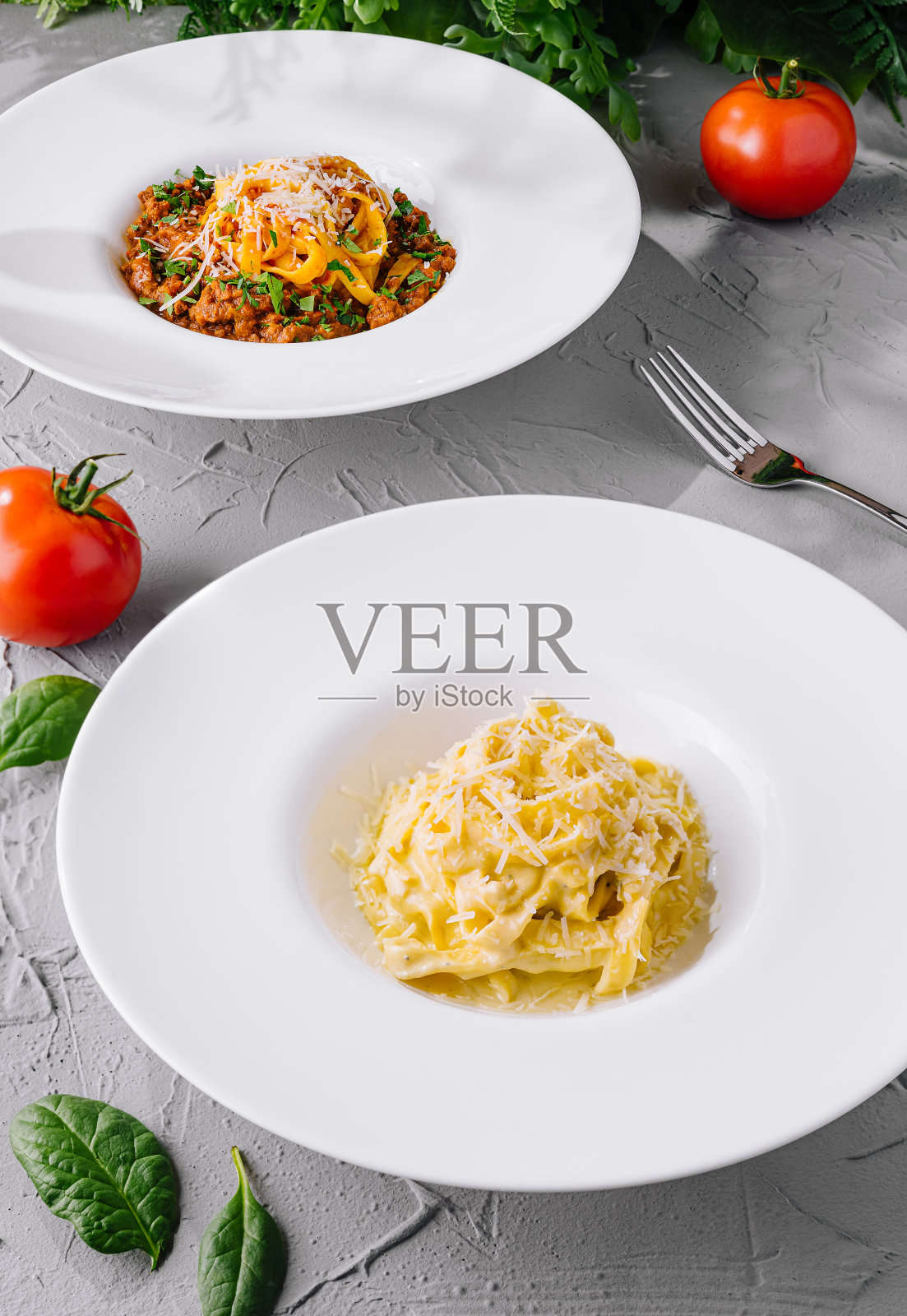 精美的意大利面食,优雅的餐桌照片摄影图片