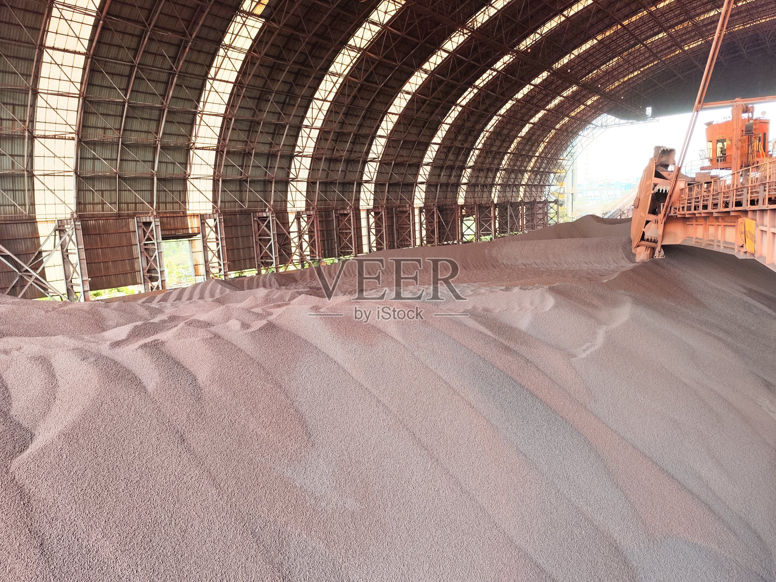 堆垛式取料机,用于重工业中钢铁厂的物料搬运和储存照片摄影图片