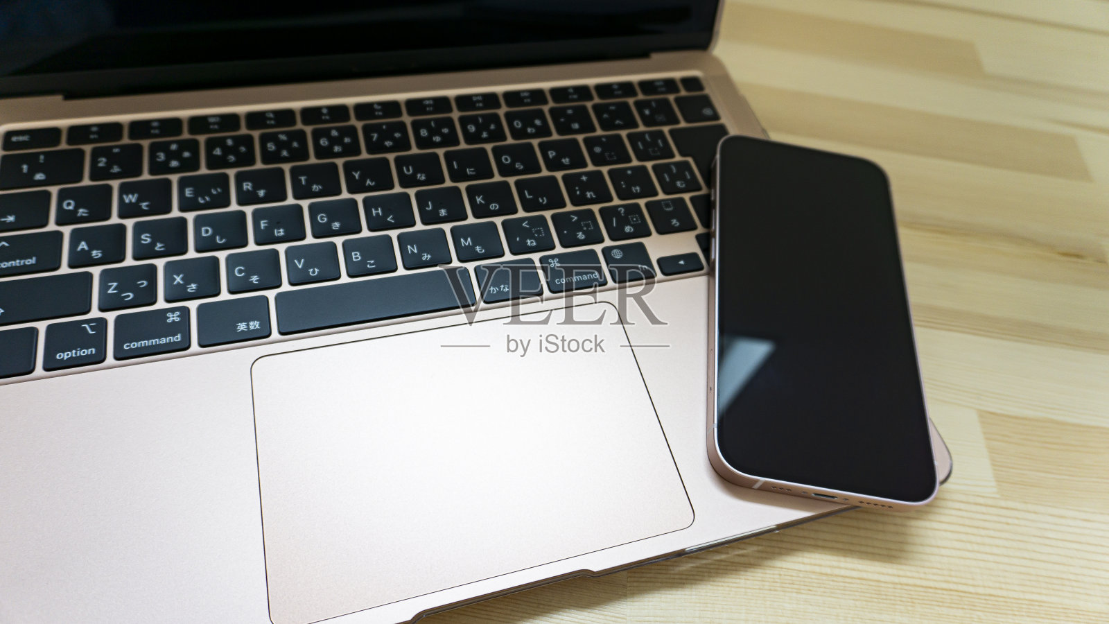 笔记本电脑和智能手机放在桌子上照片摄影图片