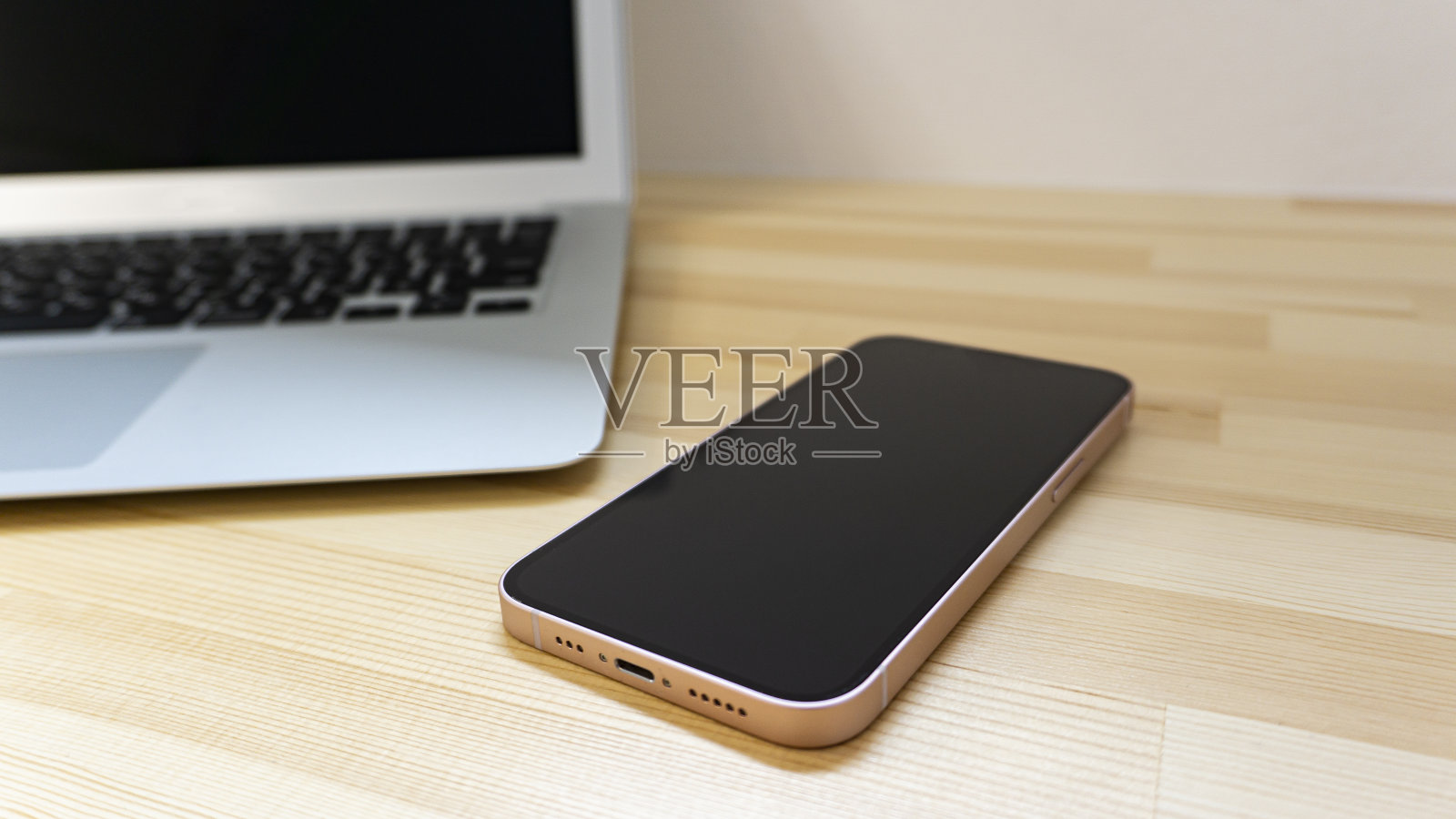 笔记本电脑和智能手机放在桌子上照片摄影图片