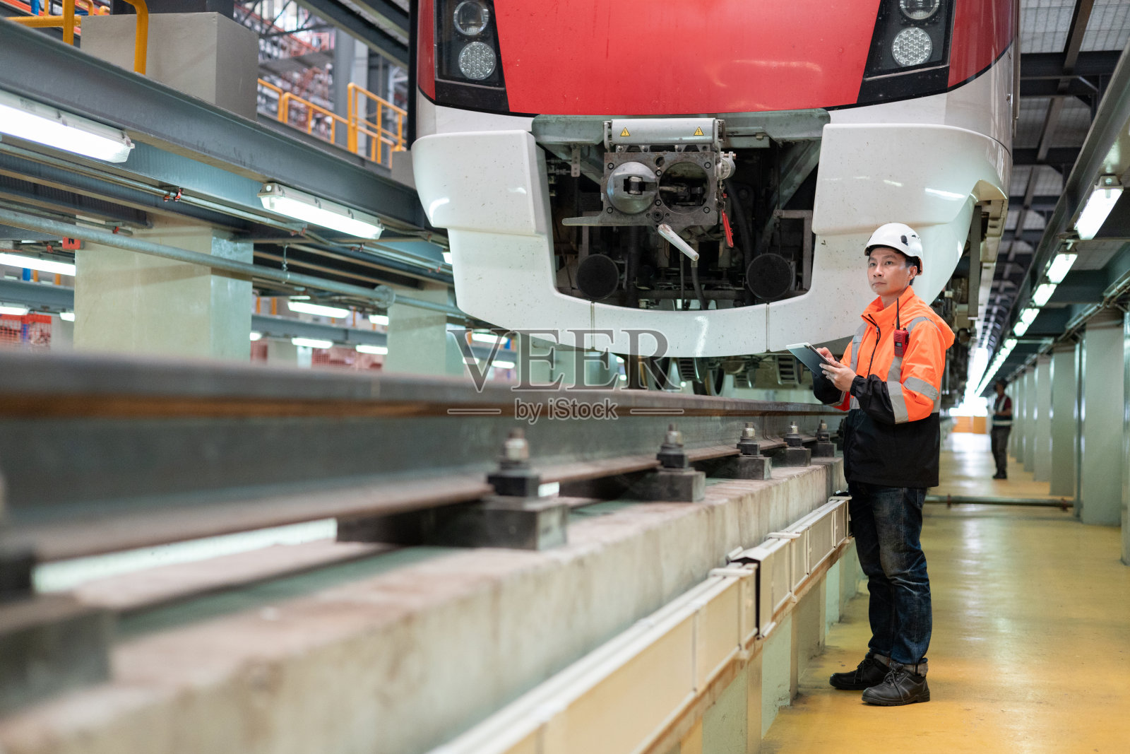工程师在每次使用后检查沙芬贝格联轴器。照片摄影图片