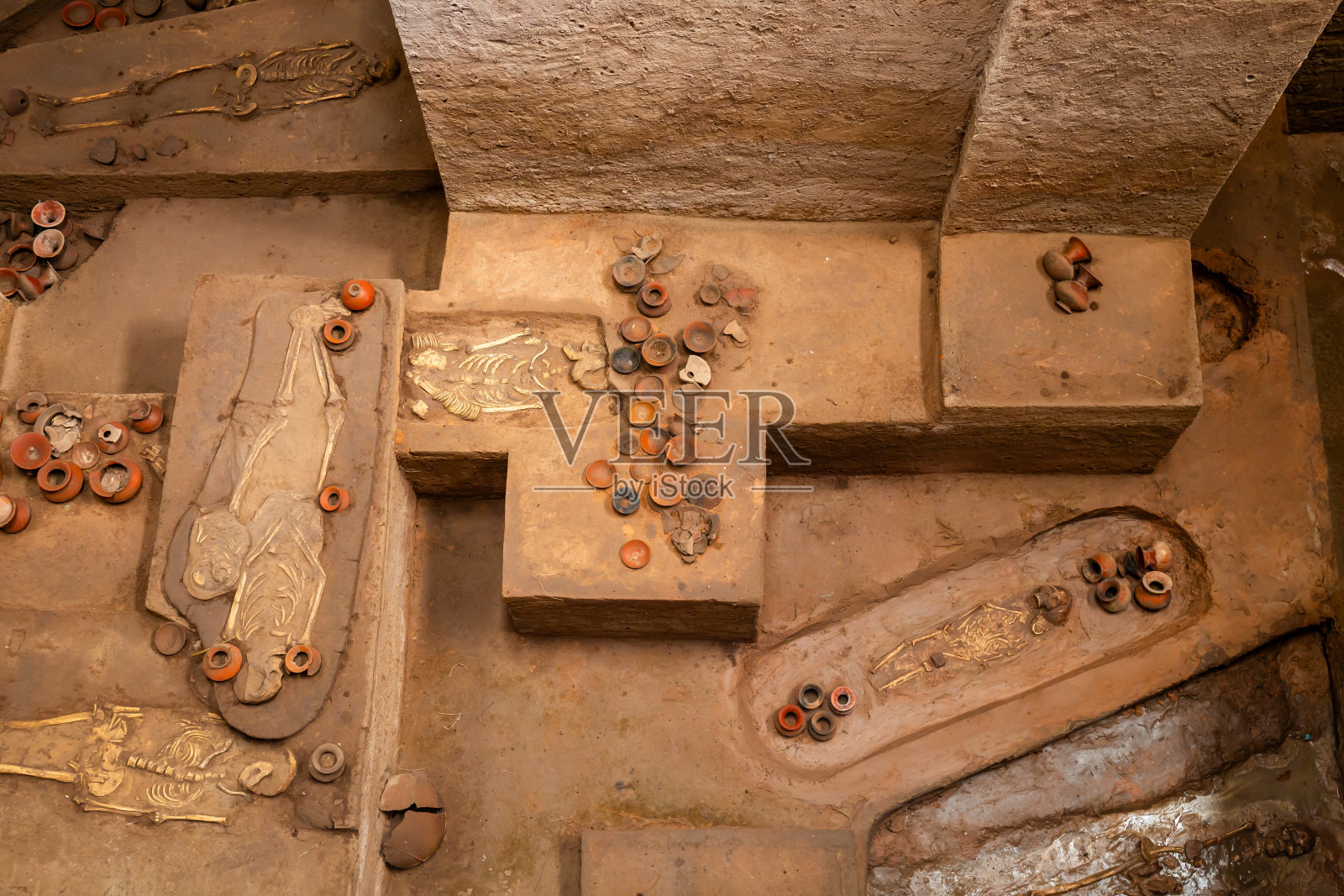 在泰国那空叻差玛省的Ban Prasat考古遗址发现的人类骨骼和Dvaravati时期的物品。照片摄影图片