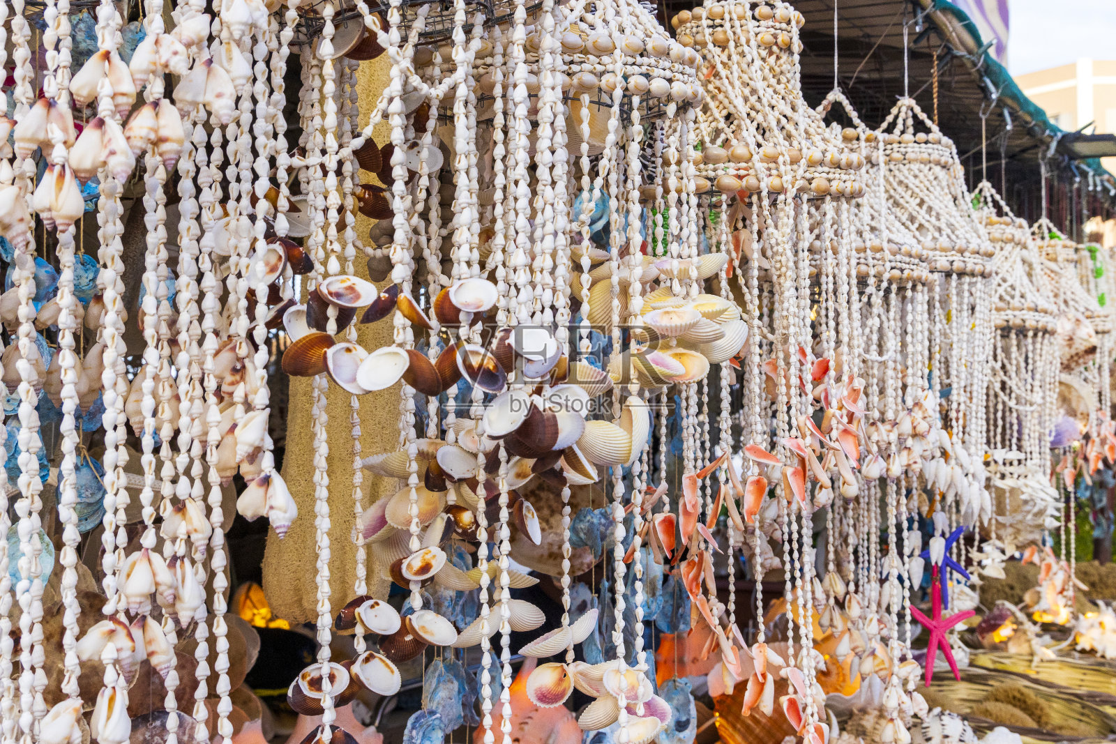 欧洲,希腊,克里特岛,哈尼亚港,古城。出售贝壳饰品。照片摄影图片