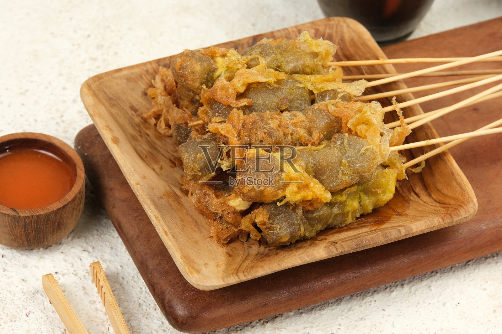 Cilor是一种裹着鸡蛋和油炸的木薯球,是传统的印尼街头小吃照片摄影图片