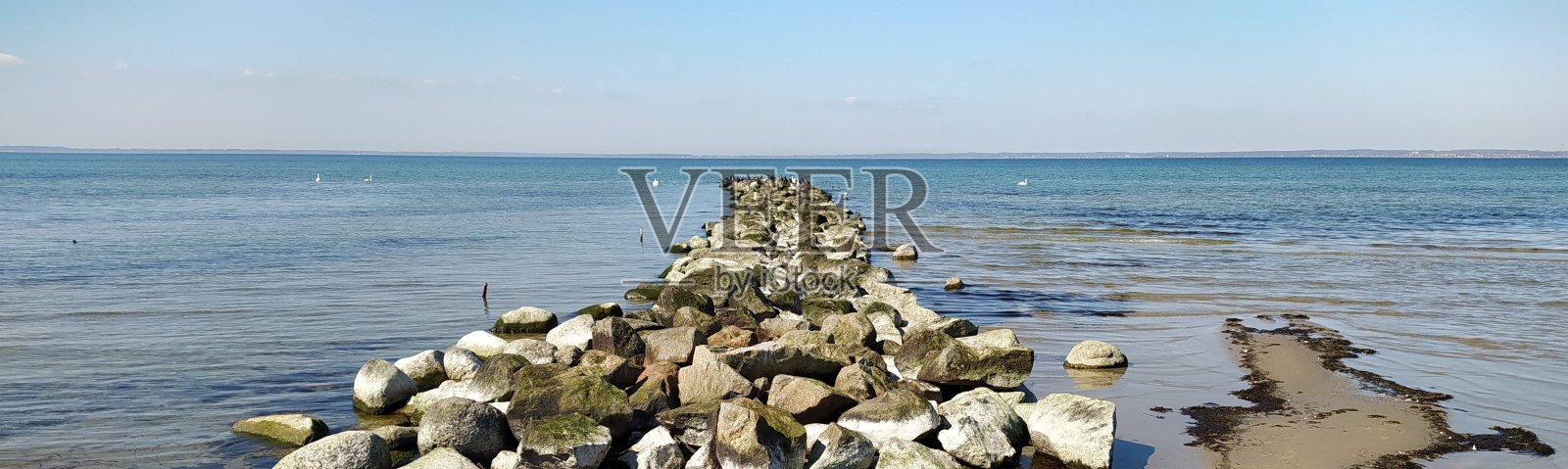 海边的石头——一条用石头砌成的栈道照片摄影图片