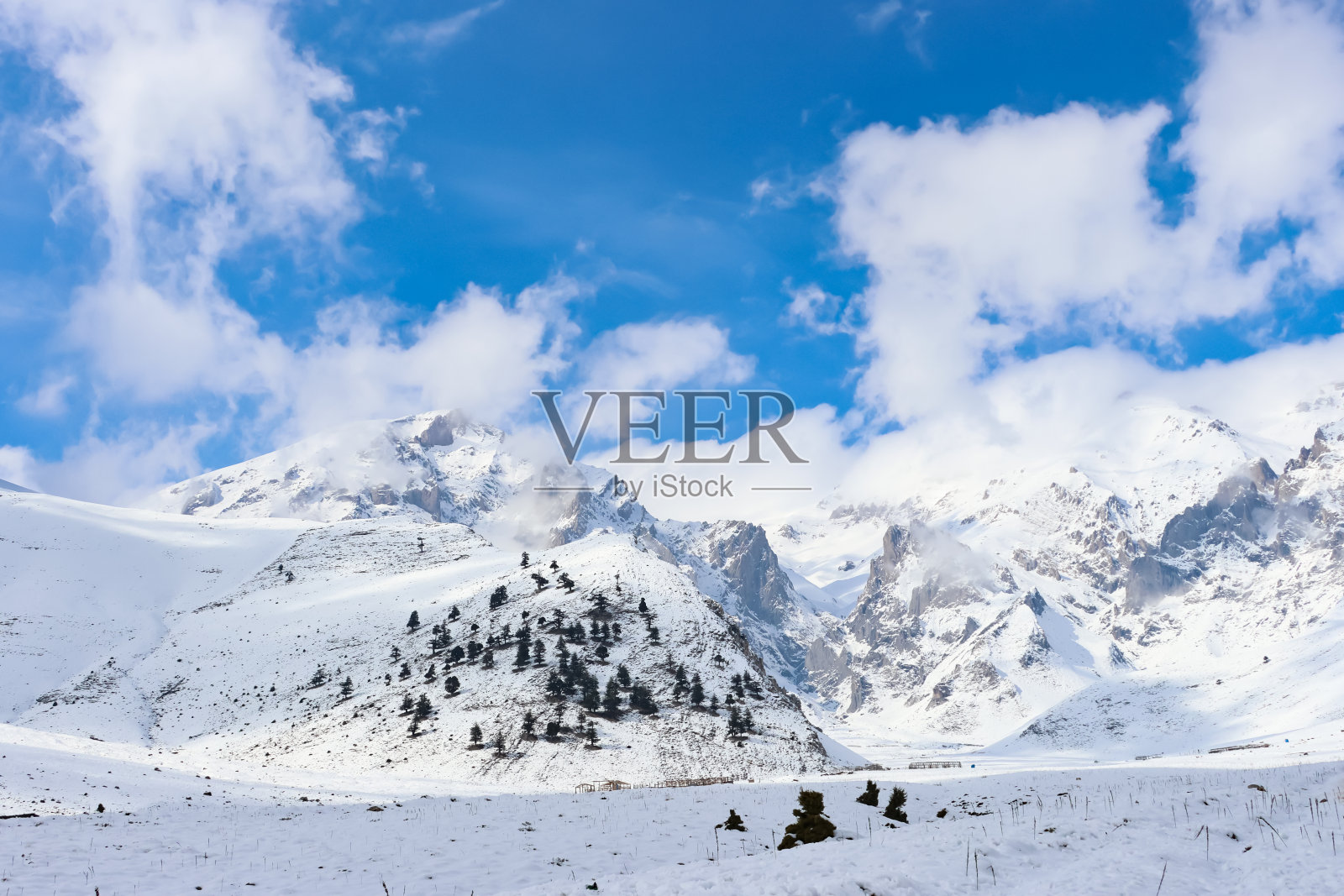 从Karbogaz地区看托罗斯山脉的一部分照片摄影图片